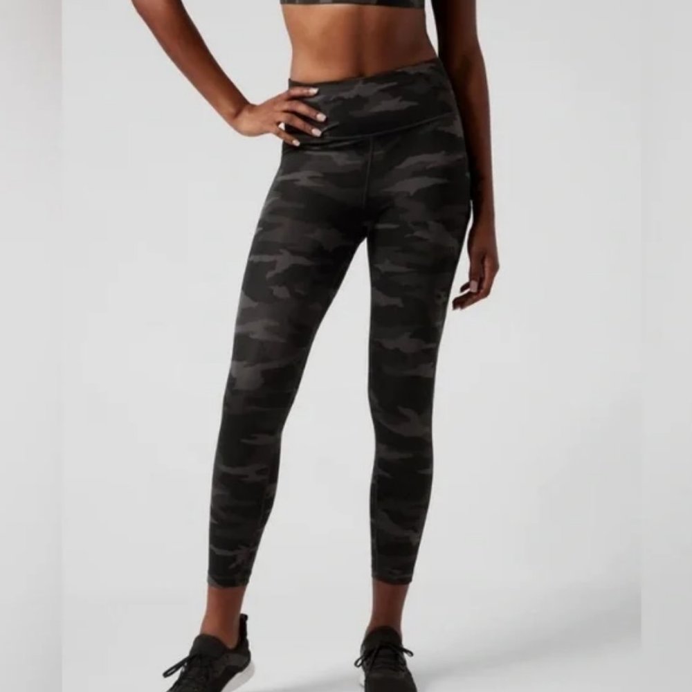 Athleta Ultimate Stash Pocket 7/8 Tight Leggings Black Camo Size S